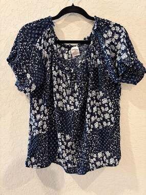 Luna Blouse Top Womens 1X Navy White Floral Round Neck